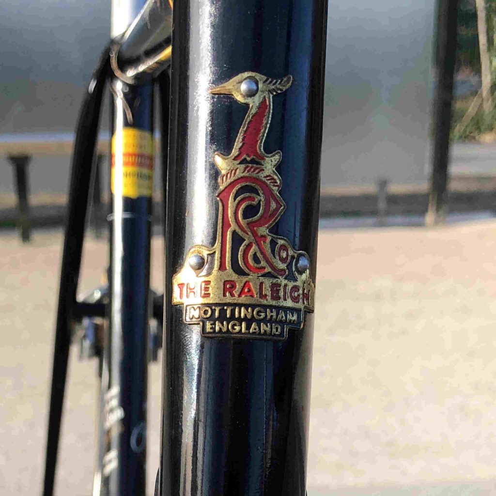 Logo Raleigh sur cadre de vélo noir
