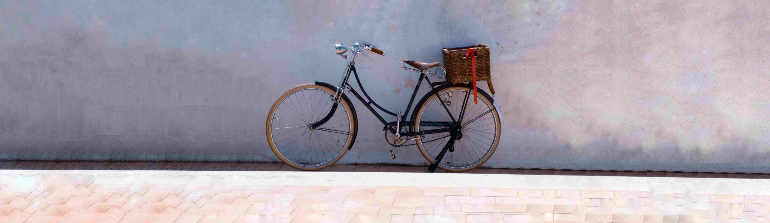 vélo ancien contre un mur
