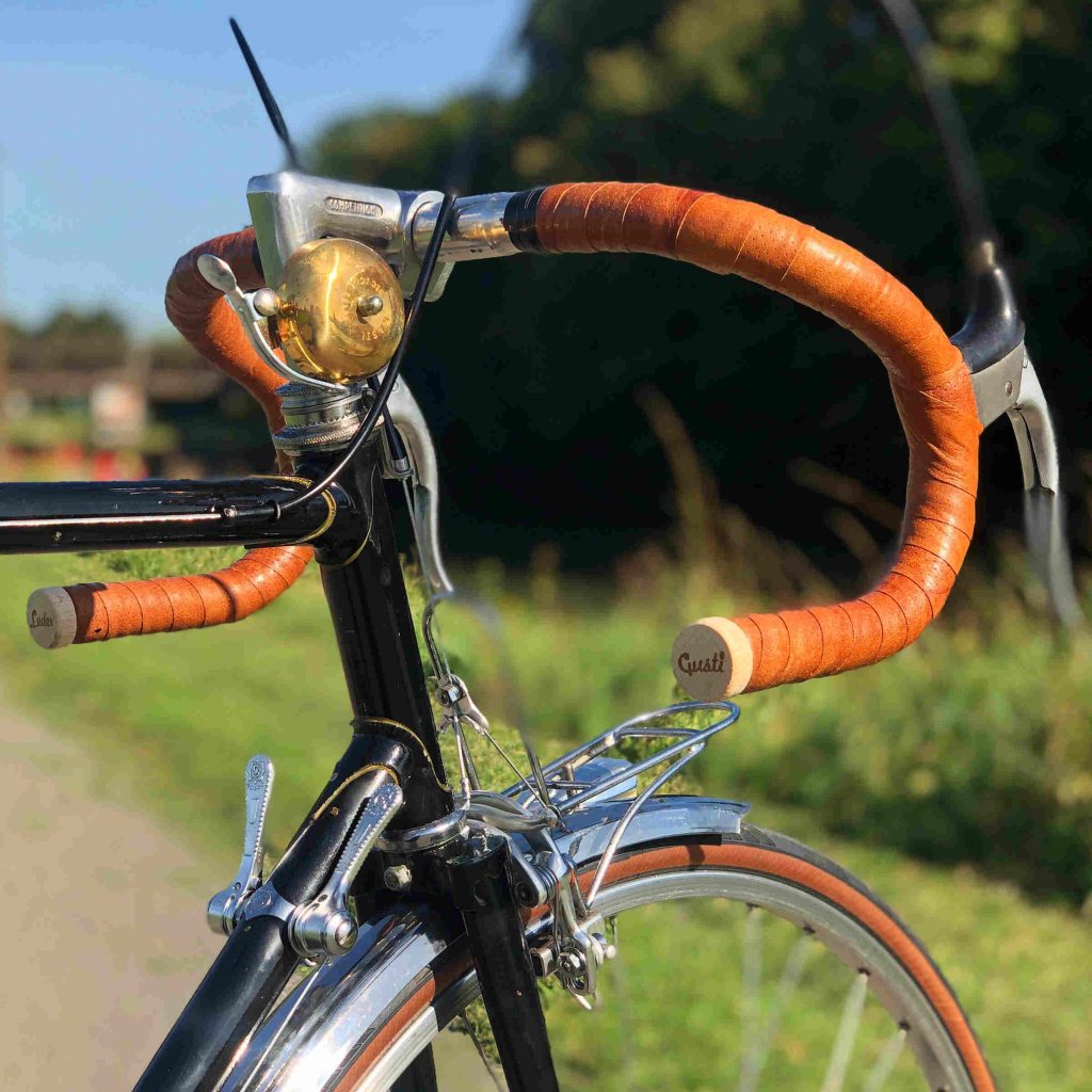 guidon de vélo de course vintage avec guidoline en cuir et sonnette couleur or