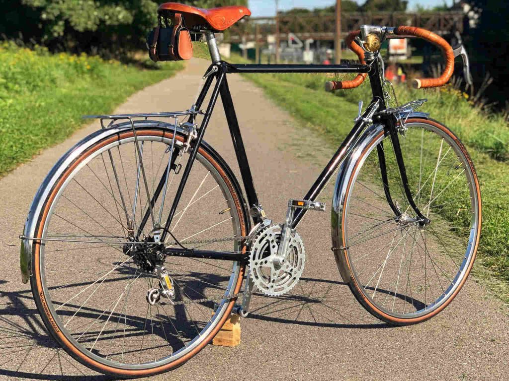 vélo vintage avec accessoires en cuir