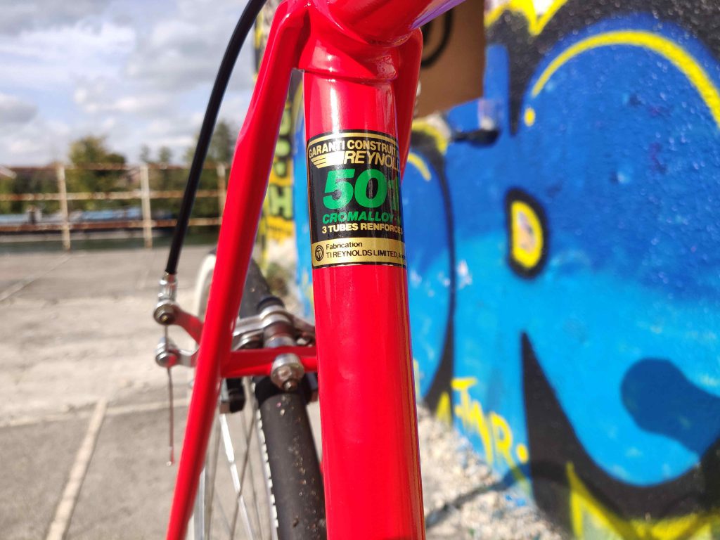 étiquette Reynolds 501 collée sur un vélo rouge