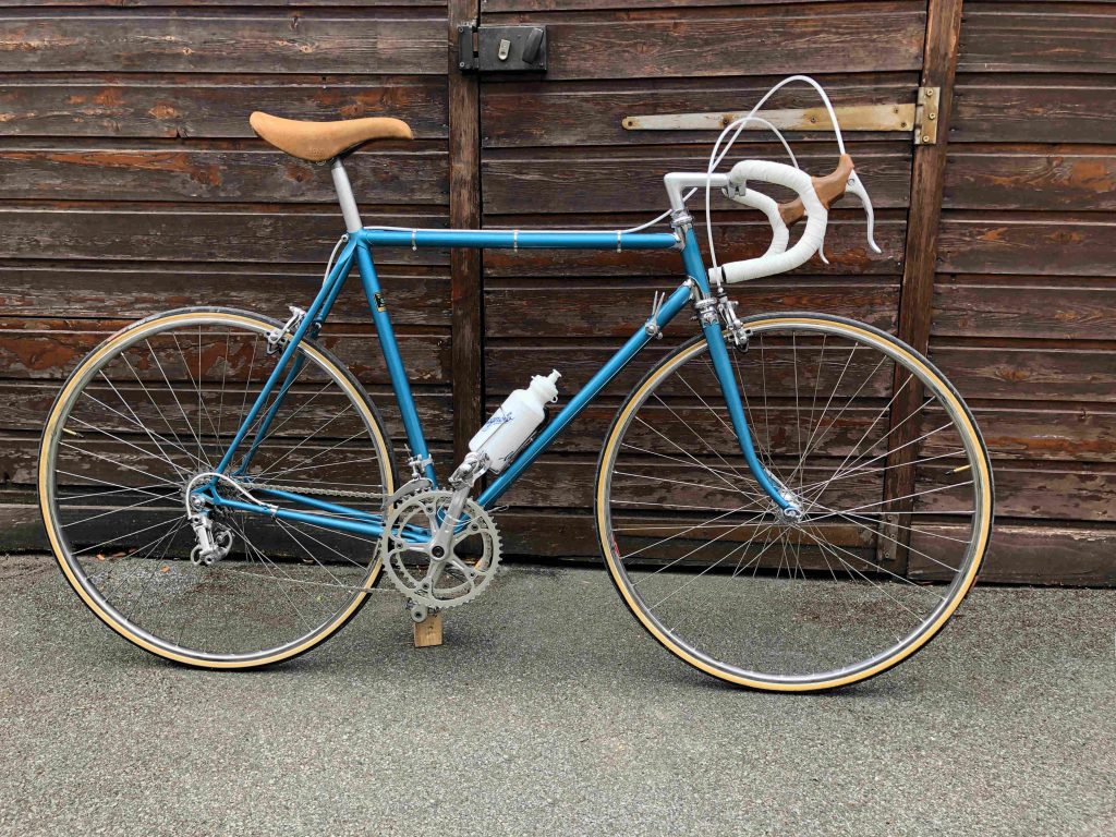 Vélo vintage de couleur bleu turquoise