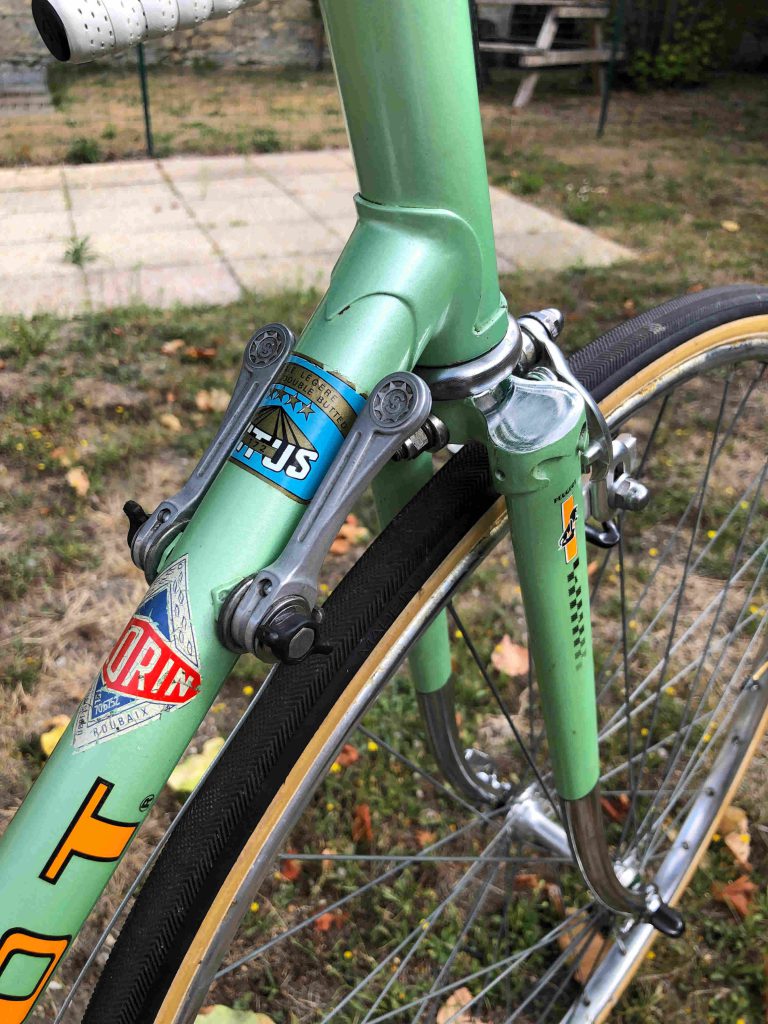 etiquette vitus 172 sur un vélo peugeot vintage vert