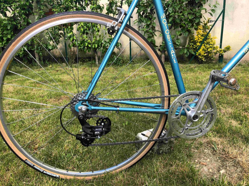 Transmission Shimano sur un vélo vintage restauré