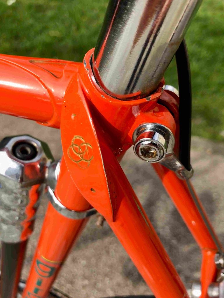 logo sur le raccord de cadre d'un vélo orange