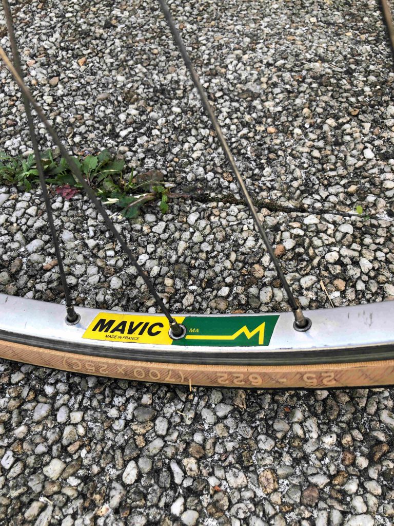 Logo Mavic sur la jante d'une roue de vélo