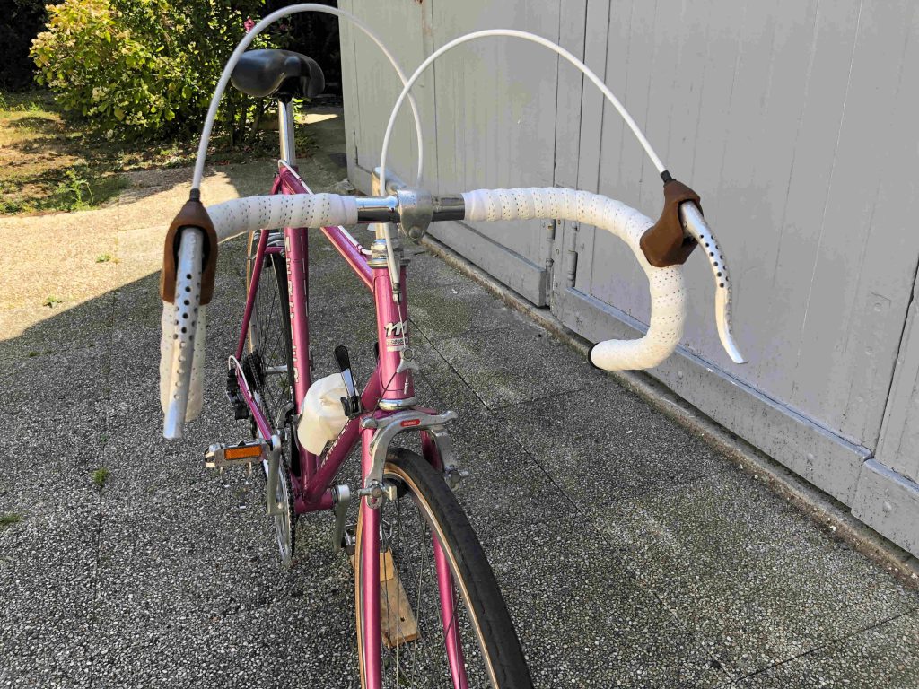 guidon d'un vélo rose de la marque Mercier