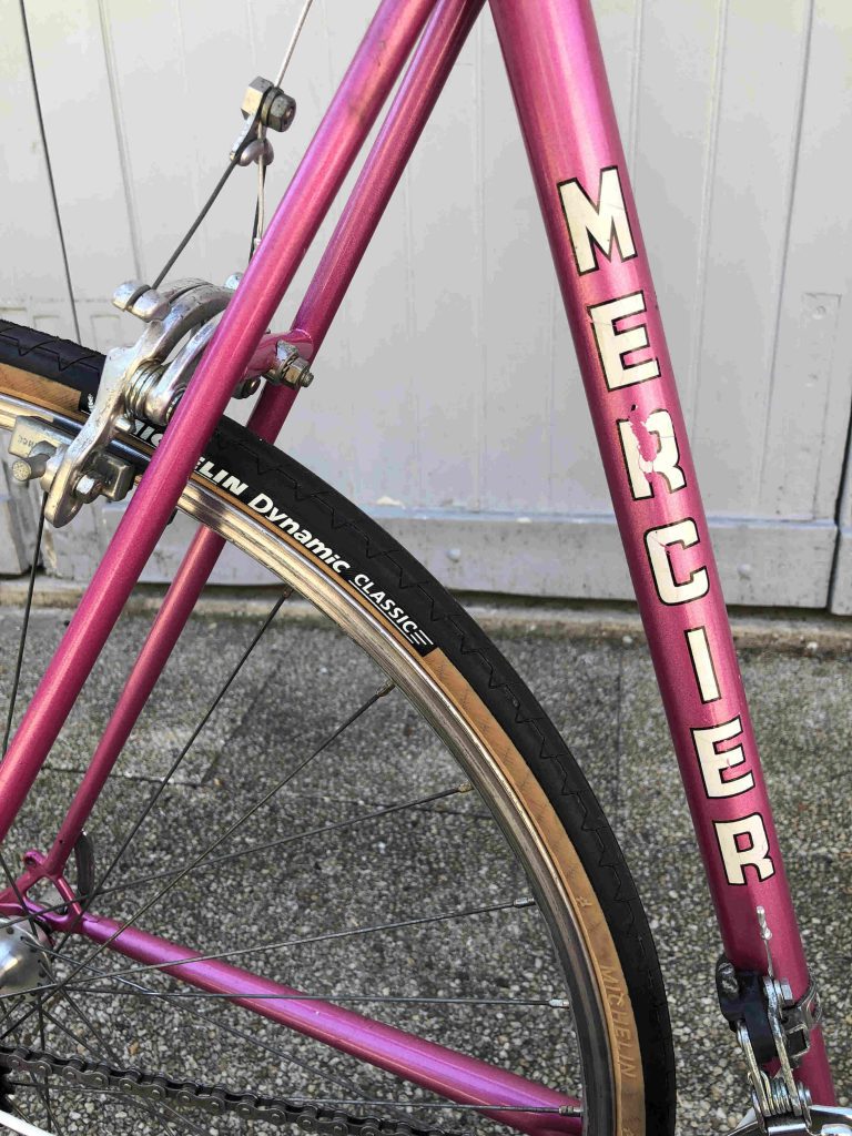 Logo Mercier sur un vélo rose