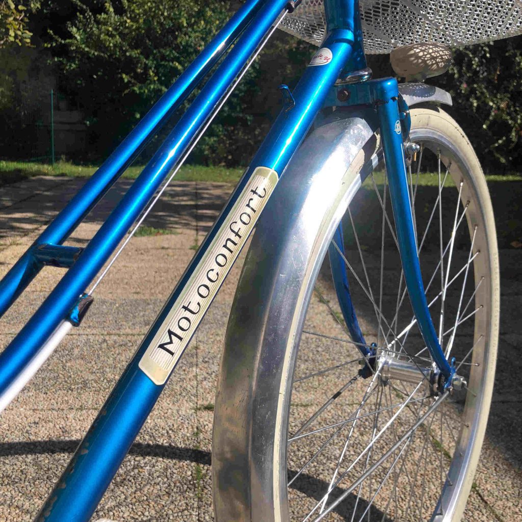 Logo motoconfort sur vélo de ville vintage
