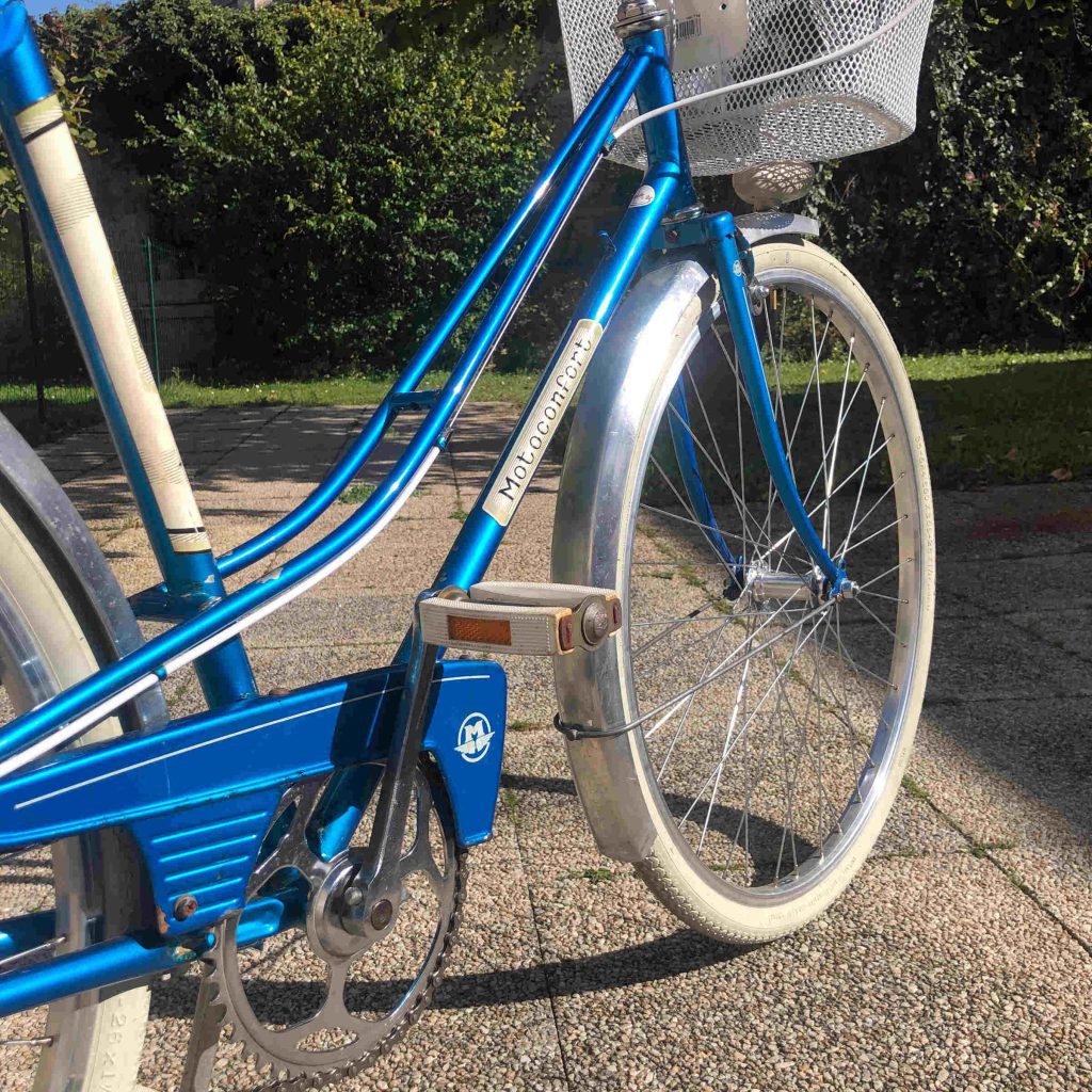 Pédalier d'un vélo de ville motoconfort bleu