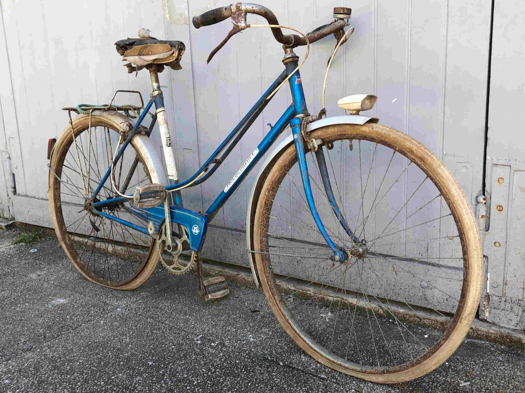 vélo de ville vintage de la marque motoconfort avant sa restauration